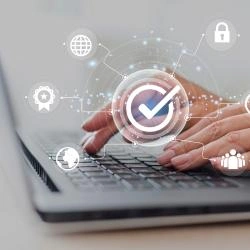 computador com chave de segurança e proteção